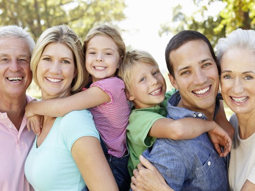 Das Bild zeigt eine Mehrgenerationenfamilie.